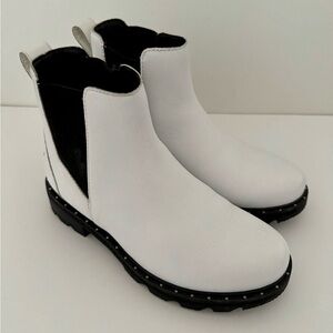 NWOB Sorel Women’s Leather Chelsea Boots • Sz 7 • White/Black • Waterproof sole